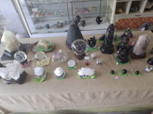 水晶クラスター・シトリン(六角柱・原石)・アメジスト(ドーム・クラスター)・翡翠(ヒスイ)原石・水晶クラスター・黒水晶(クラスター・原石・六角柱)・龍彫刻の丸玉・ルチルなど