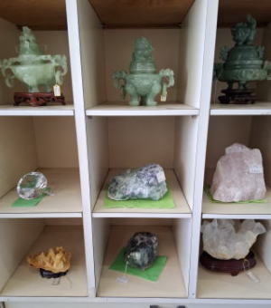 店舗内一部〔翡翠(ヒスイ)香炉置物・フローライト原石・水晶原石・ローズクオーツ原石)〕