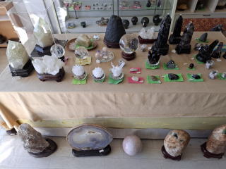 シトリン(六角柱・原石)・アメジスト(ドーム・クラスター)・翡翠(ヒスイ)原石・水晶クラスター・黒水晶(クラスター・原石・六角柱)・龍彫刻の丸玉・ルチルの三本足のカエルなど